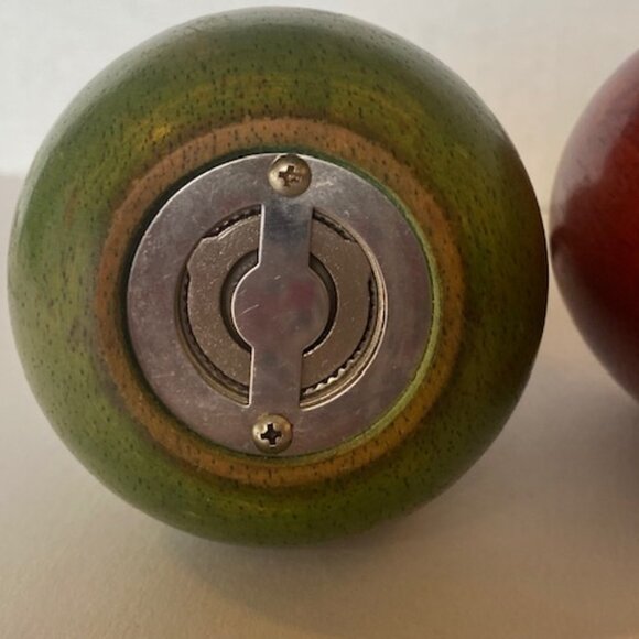 Vintage wooden Pepper and Salt. Pear and Apple! Wooden - Picture 8 of 10